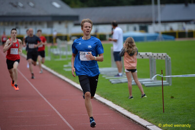 Eine junge Person führt das Feld auf der Bahn an beim Walfried-Heinz-Sportfest der TG Konz im Saar-Mosel-Stadion in Konz.