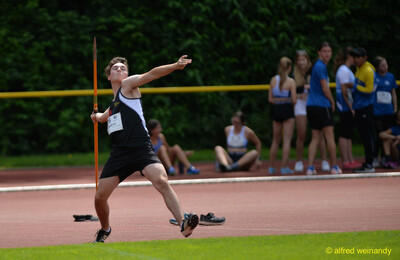 Eine jugendliche Person holt mit dem Speer über dem Kopf zum Wurf aus beim Walfried-Heinz-Sportfest der TG Konz im Saar-Mosel-Stadion in Konz.