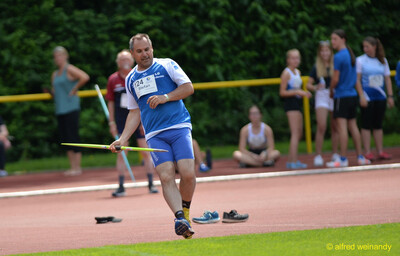 Eine Person beschleunigt beim Speerwurf im Anlauf mit dem Speer in der Hand beim Walfried-Heinz-Sportfest der TG Konz im Saar-Mosel-Stadion in Konz.