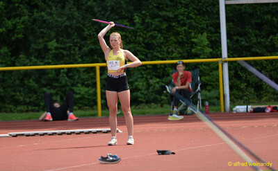 Eine jugendliche Person bereitet sich mit dem Speer auf den Anlauf vor beim Walfried-Heinz-Sportfest der TG Konz im Saar-Mosel-Stadion in Konz.