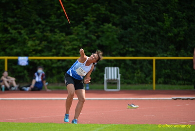 Eine Person im Moment des Speerabwurfs beim Walfried-Heinz-Sportfest der TG Konz im Saar-Mosel-Stadion in Konz.