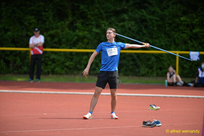 Eine jugendliche Person hält den Speer in Wurfauslage beim Walfried-Heinz-Sportfest der TG Konz im Saar-Mosel-Stadion in Konz.