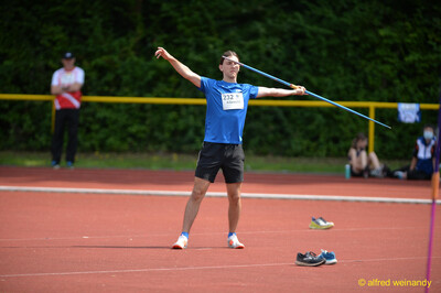 Eine junge Person holt mit dem Speer über der Schulter zum Wurf aus beim Walfried-Heinz-Sportfest der TG Konz im Saar-Mosel-Stadion in Konz.