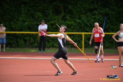 Eine Person führt den gelben Speer für den Abwurf zurück beim Walfried-Heinz-Sportfest der TG Konz im Saar-Mosel-Stadion in Konz.