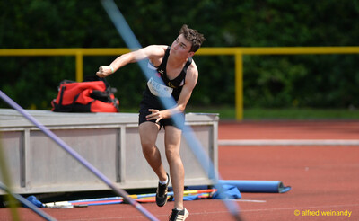 Eine Person im Moment des Abwurfs, der Speer fliegt unscharf durchs Bild, beim Walfried-Heinz-Sportfest der TG Konz im Saar-Mosel-Stadion in Konz.