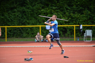 Eine Person sprintet im Anlauf mit zurückgeführtem Speer über der Schulter beim Walfried-Heinz-Sportfest der TG Konz im Saar-Mosel-Stadion in Konz.