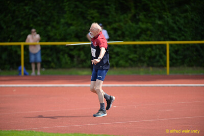 Eine Person der Seniorenklasse im Moment des Speerabwurfs auf der Bahn beim Walfried-Heinz-Sportfest der TG Konz im Saar-Mosel-Stadion in Konz.