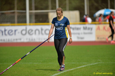 Eine Person trägt den Speer über die Rasenfläche beim Walfried-Heinz-Sportfest der TG Konz im Saar-Mosel-Stadion in Konz.