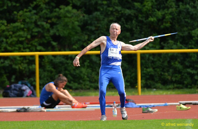 Eine Person holt mit dem Speer in der Wurfauslage aus beim Walfried-Heinz-Sportfest der TG Konz im Saar-Mosel-Stadion in Konz.