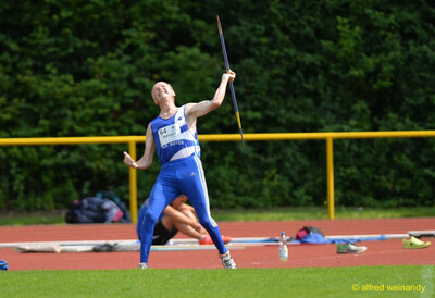 Eine Person schleudert den Speer im Abwurf nach vorne beim Walfried-Heinz-Sportfest der TG Konz im Saar-Mosel-Stadion in Konz.