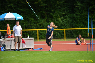 Eine Person schleudert den Speer in hohem Bogen über die Wiese beim Walfried-Heinz-Sportfest der TG Konz im Saar-Mosel-Stadion in Konz.