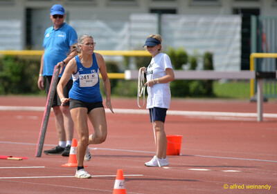 Eine Person sprintet im blauen Trikot dynamisch über die Laufbahn beim Walfried-Heinz-Sportfest der TG Konz im Saar-Mosel-Stadion in Konz.