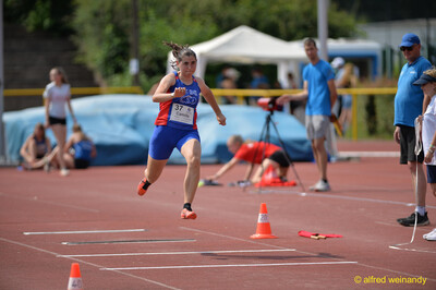 Eine jugendliche Person sprintet mit vollem Krafteinsatz und Spikes über die Tartanbahn beim Walfried-Heinz-Sportfest der TG Konz im Saar-Mosel-Stadion in Konz.