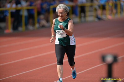 Eine Person läuft über die Rundbahn beim Walfried-Heinz-Sportfest der TG Konz im Saar-Mosel-Stadion in Konz.