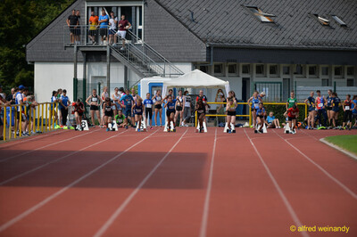 Mehrere Aktive starten aus den Startblöcken zum Sprint beim Walfried-Heinz-Sportfest der TG Konz im Saar-Mosel-Stadion in Konz.