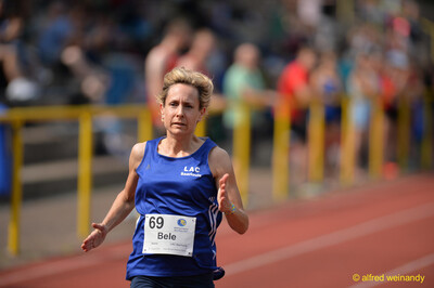 Eine Person im blauen Trikot sprintet auf der Rundbahn beim Walfried-Heinz-Sportfest der TG Konz im Saar-Mosel-Stadion in Konz.