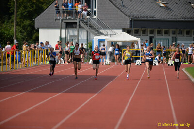 Mehrere Aktive laufen nebeneinander auf der Rundbahn beim Walfried-Heinz-Sportfest der TG Konz im Saar-Mosel-Stadion in Konz.