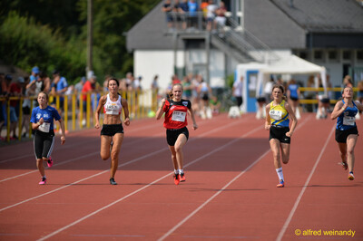 Fünf Aktive laufen über die Rundbahn beim Walfried-Heinz-Sportfest der TG Konz im Saar-Mosel-Stadion in Konz.
