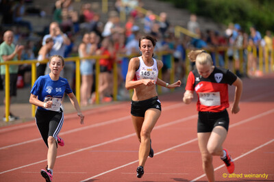 Drei Aktive laufen auf der Rundbahn beim Walfried-Heinz-Sportfest der TG Konz im Saar-Mosel-Stadion in Konz.