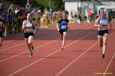 Drei Aktive laufen in getrennten Bahnen über die Tartanbahn beim Walfried-Heinz-Sportfest der TG Konz im Saar-Mosel-Stadion in Konz.