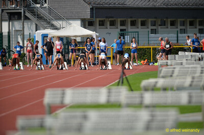 Mehrere Aktive gehen in den Startblöcken auf der Bahn in Position beim Walfried-Heinz-Sportfest der TG Konz im Saar-Mosel-Stadion in Konz.