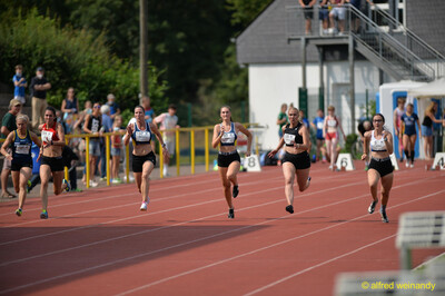 Mehrere Aktive sprinten nebeneinander über die Bahn beim Walfried-Heinz-Sportfest der TG Konz im Saar-Mosel-Stadion in Konz.