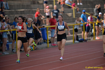 Mehrere Aktive sprinten vor der Tribüne über die Laufbahn beim Walfried-Heinz-Sportfest der TG Konz im Saar-Mosel-Stadion in Konz.