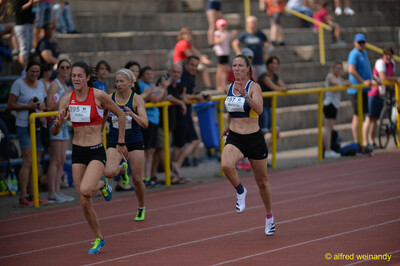 Zwei Aktive sprinten mit vollem Tempo über die Bahn beim Walfried-Heinz-Sportfest der TG Konz im Saar-Mosel-Stadion in Konz.