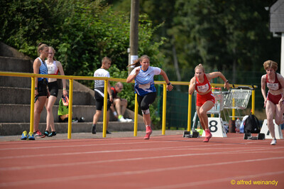 Mehrere Aktive sprinten aus den Startblöcken los beim Walfried-Heinz-Sportfest der TG Konz im Saar-Mosel-Stadion in Konz.