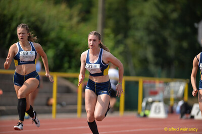 Zwei Aktive laufen mit hohem Tempo nebeneinander auf der Rundbahn beim Walfried-Heinz-Sportfest der TG Konz im Saar-Mosel-Stadion in Konz.