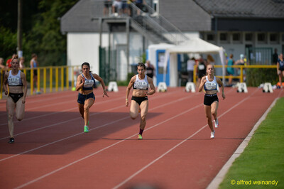 Vier Aktive liefern sich ein enges Rennen auf den markierten Bahnen beim Walfried-Heinz-Sportfest der TG Konz im Saar-Mosel-Stadion in Konz.