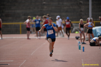 Eine Person sprintet mit vollem Einsatz und deutlicher Flugphase über die Laufbahn beim Walfried-Heinz-Sportfest der TG Konz im Saar-Mosel-Stadion in Konz.