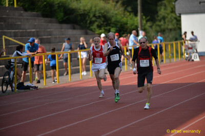Drei ältere Aktive sprinten auf der Tartanbahn beim Walfried-Heinz-Sportfest der TG Konz im Saar-Mosel-Stadion in Konz.