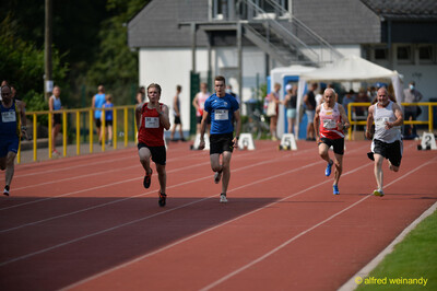 Mehrere Aktive unterschiedlicher Altersklassen sprinten nebeneinander über die Laufbahn beim Walfried-Heinz-Sportfest der TG Konz im Saar-Mosel-Stadion in Konz.