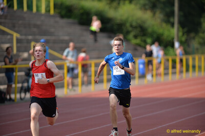 Zwei Jugendliche sprinten Seite an Seite über die Tartanbahn beim Walfried-Heinz-Sportfest der TG Konz im Saar-Mosel-Stadion in Konz.