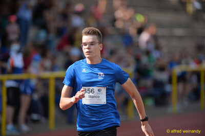 Eine jugendliche Person läuft über die Tartanbahn beim Walfried-Heinz-Sportfest der TG Konz im Saar-Mosel-Stadion in Konz.