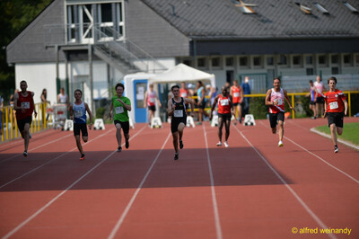 Ein großes Feld sprintet in mehreren Bahnen über die Laufbahn beim Walfried-Heinz-Sportfest der TG Konz im Saar-Mosel-Stadion in Konz.