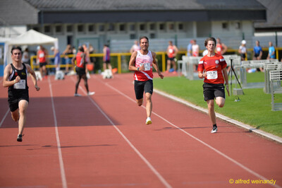 Drei Aktive sprinten in benachbarten Bahnen über die Tartanbahn beim Walfried-Heinz-Sportfest der TG Konz im Saar-Mosel-Stadion in Konz.