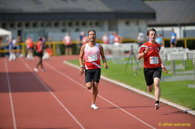 Zwei Aktive sprinten auf der Rundbahn nebeneinander dem Ziel entgegen beim Walfried-Heinz-Sportfest der TG Konz im Saar-Mosel-Stadion in Konz.