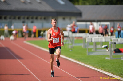 Eine einzelne Person sprintet auf der Rundbahn beim Walfried-Heinz-Sportfest der TG Konz im Saar-Mosel-Stadion in Konz.