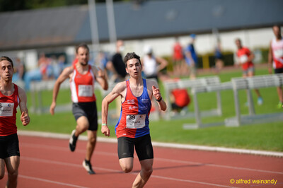 Mehrere Aktive kämpfen im vollen Lauf auf der Rundbahn beim Walfried-Heinz-Sportfest der TG Konz im Saar-Mosel-Stadion in Konz.