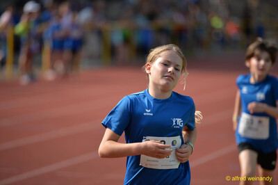 Ein Kind läuft mit wehenden Haaren zügig über die Laufbahn beim Walfried-Heinz-Sportfest der TG Konz im Saar-Mosel-Stadion in Konz.