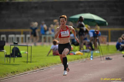 Eine Person sprintet mit vollem Einsatz über die Laufbahn beim Walfried-Heinz-Sportfest der TG Konz im Saar-Mosel-Stadion in Konz.
