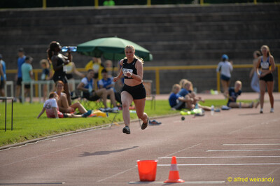 Eine Person sprintet in vollem Lauf über die Tartanbahn beim Walfried-Heinz-Sportfest der TG Konz im Saar-Mosel-Stadion in Konz.