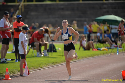 Eine Person sprintet mit hohem Tempo über die Bahn beim Walfried-Heinz-Sportfest der TG Konz im Saar-Mosel-Stadion in Konz.