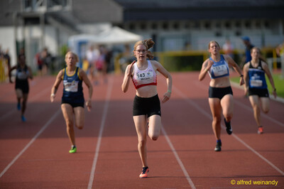 Mehrere Aktive sprinten auf der Rundbahn dem Ziel entgegen beim Walfried-Heinz-Sportfest der TG Konz im Saar-Mosel-Stadion in Konz.