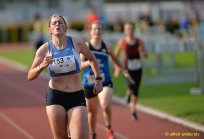 Eine Person mit der Startnummer 153 sprintet auf der Rundbahn ins Ziel beim Walfried-Heinz-Sportfest der TG Konz im Saar-Mosel-Stadion in Konz.