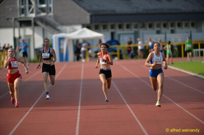 Vier Aktive sprinten in getrennten Bahnen über die Rundbahn beim Walfried-Heinz-Sportfest der TG Konz im Saar-Mosel-Stadion in Konz.