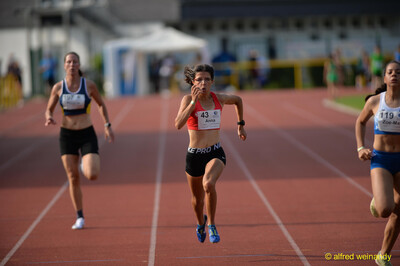 Eine Person mit der Startnummer 43 sprintet mit kraftvoller Schrittstreckung über die Rundbahn beim Walfried-Heinz-Sportfest der TG Konz im Saar-Mosel-Stadion in Konz.