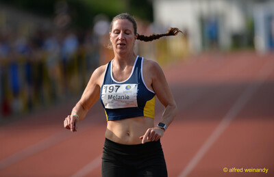 Eine Person mit der Startnummer 197 läuft auf der Rundbahn aus beim Walfried-Heinz-Sportfest der TG Konz im Saar-Mosel-Stadion in Konz.